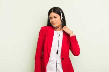 Genç ve güzel İspanyol kadın stresli, endişeli, yorgun ve hayal kırıklığına uğramış hissediyor. telemarteker concpet