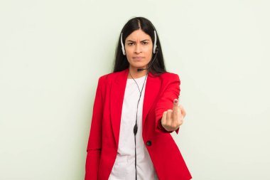 Genç ve güzel İspanyol kadın kızgın, sinirli, asi ve agresif hissediyor. telemarteker concpet