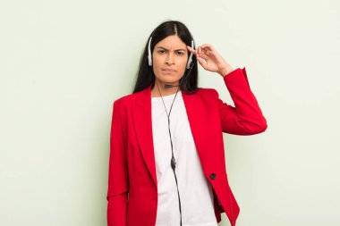 Genç ve güzel İspanyol kadın kafası karışık ve şaşkın hissediyor, senin deli olduğunu gösteriyor. telemarteker concpet