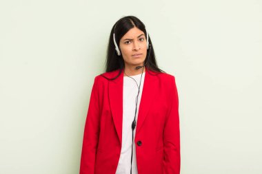 Genç ve güzel İspanyol kadın şaşkın ve şaşkın hissediyor. telemarteker concpet