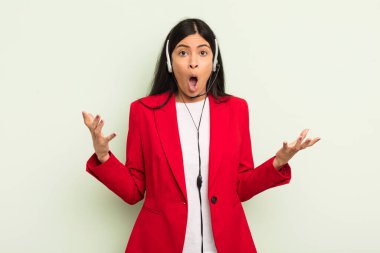 Genç, güzel, İspanyol bir kadın son derece şaşırmış ve şok olmuş hissediyor. telemarteker concpet