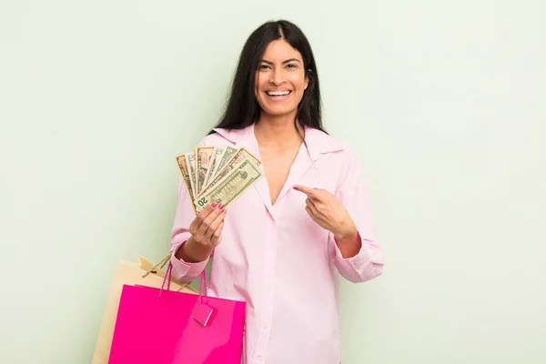 Giovane Bella Donna Ispanica Sorridente Allegramente Sentendosi Felice Indicando Lato — Foto Stock