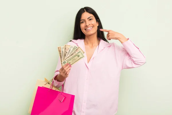 Joven Mujer Bastante Hispana Sosteniendo Dinero — Foto de Stock