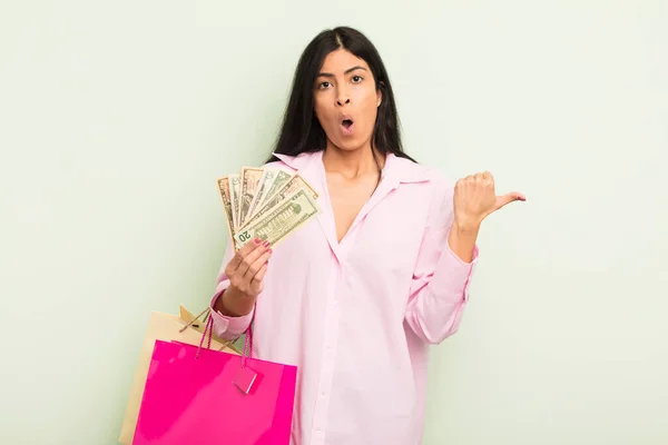 Young Pretty Hispanic Woman Holding Money — Stock Photo, Image