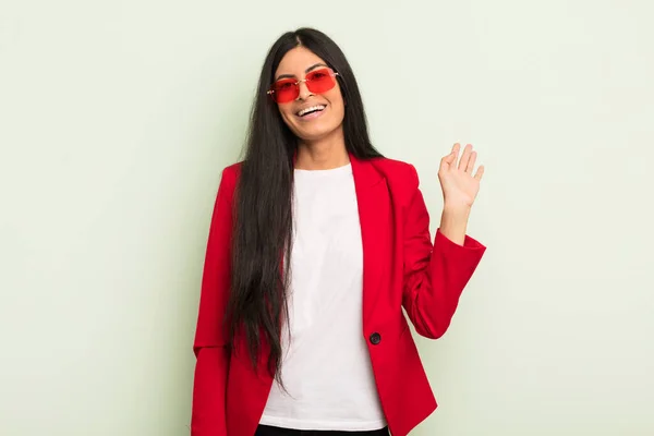 Jovem Mulher Hispânica Bonita Sorrindo Feliz Acenando Mão Acolhendo Cumprimentando — Fotografia de Stock