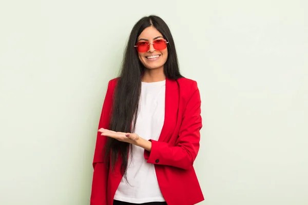 Jovem Mulher Hispânica Bonita Sorrindo Alegremente Sentindo Feliz Mostrando Conceito — Fotografia de Stock