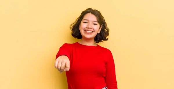 Mujer Hispana Bonita Apuntando Cámara Con Una Sonrisa Satisfecha Segura —  Fotos de Stock