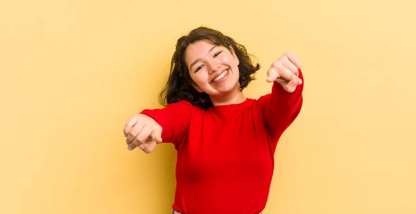 Vacker Latinamerikansk Kvinna Känner Sig Glad Och Säker Pekar Kameran — Stockfoto