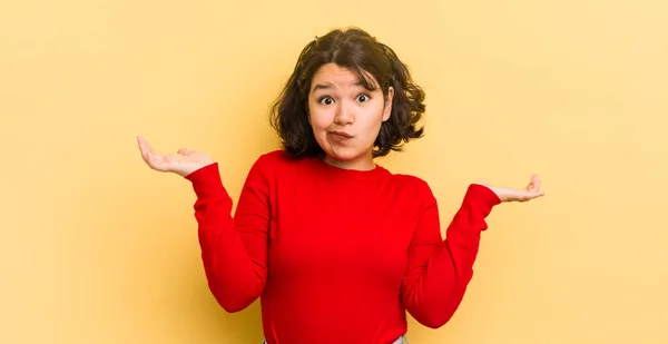 Mulher Muito Hispânica Sentindo Perplexo Confuso Duvidar Ponderar Escolher Diferentes — Fotografia de Stock