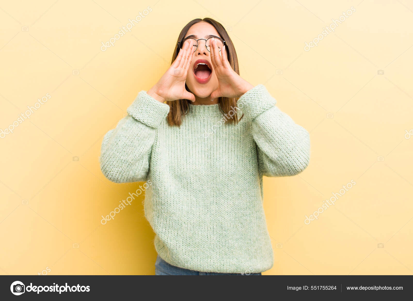 Mujer Hispana Bonita Sintiéndose Feliz Emocionada Positiva Dando