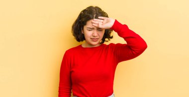 Güzel İspanyol kadın stresli, yorgun ve hayal kırıklığına uğramış görünüyor, alnından ter akıyor, umutsuz ve bitkin hissediyor.