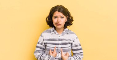 Güzel İspanyol bir kadın şaşkın ve şaşkın bir bakışla kendini işaret ediyor. Seçildiğim için şaşırmış ve şaşırmış.