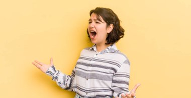 Güzel İspanyol bir kadın opera yapıyor ya da konserde şarkı söylüyor, romantik, sanatsal ve tutkulu hissediyor.