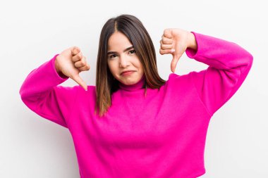 Güzel İspanyol bir kadın üzgün, hayal kırıklığına uğramış ya da kızgın görünüyor. Anlaşmazlığa düşmüş, hayal kırıklığına uğramış hissediyor.