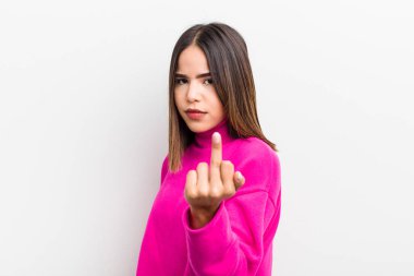 Güzel İspanyol bir kadın kızgın, sinirli, isyankar ve agresif orta parmağını sallayarak karşılık veriyor.