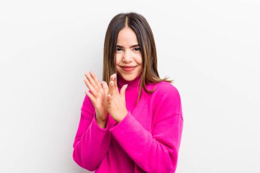 Güzel İspanyol bir kadın mutlu ve başarılı hissediyor, gülümsüyor ve alkışlıyor, alkışlarla tebrik ediyor.