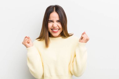 Güzel İspanyol kadın çok mutlu ve şaşırmış görünüyor, başarıyı kutluyor, bağırıyor ve zıplıyor.