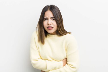 İspanyol bir kadın endişeli, hasta, hasta ve mutsuz hissediyor. Ağrılı bir mide ağrısı ya da grip geçiriyor.