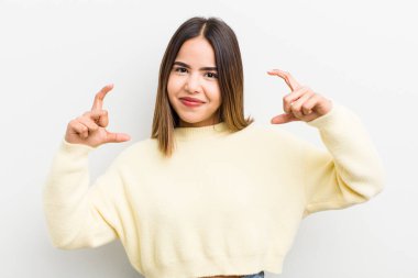 Güzel, İspanyol bir kadın kendi gülüşünü çiziyor, iki eliyle, olumlu ve mutlu görünüyor, sağIık kavramı.