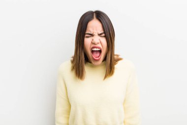 Güzel İspanyol kadın agresif bir şekilde bağırıyor, çok kızgın, sinirli, öfkeli ya da sinirli görünüyor, hayır diyor.