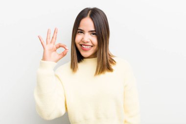 Güzel İspanyol bir kadın kendini başarılı ve tatmin olmuş hissediyor, ağzı açık gülümsüyor, elle imza atıyor.