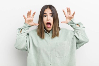 Güzel İspanyol bir kadın elleri havada bağırıyor. Öfkeli, sinirli, stresli ve üzgün.