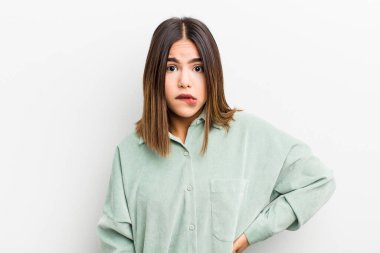 Hispanik bir kadın, hangi seçeneği seçeceğine karar veremediğini düşünüyor. Sorunu çözmeye çalışıyor.