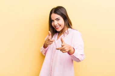 Güzel İspanyol bir kadın kendini mutlu, sakin, tatmin olmuş, rahat ve başarılı hissediyor, kameraya bakıyor, seni seçiyor.