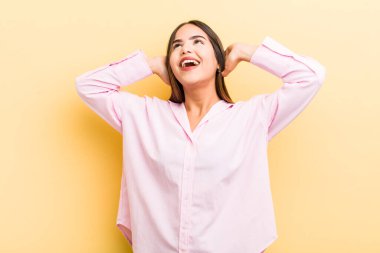 Güzel İspanyol kadın gülümsüyor ve rahatlıyor, tatmin oluyor ve kaygısızca gülüyor.