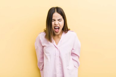 Güzel İspanyol kadın agresif bir şekilde bağırıyor, çok kızgın, sinirli, öfkeli ya da sinirli görünüyor, hayır diyor.