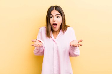 Güzel, İspanyol bir kadın ağzı açık ve şaşkın, şok olmuş ve hayrete düşmüş inanılmaz bir sürprizle