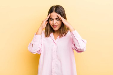 Güzel, İspanyol bir kadın stresli ve hayal kırıklığına uğramış görünüyor. Baskı altında, baş ağrısı ve sorunlarıyla çalışıyor.