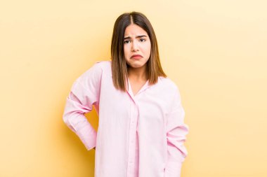 Güzel İspanyol bir kadın üzgün ve mızmızlanıyor. Mutsuz bir bakışla, olumsuz ve hayal kırıklığına uğramış bir tavırla ağlıyor.