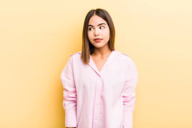 Güzel İspanyol kadın merak ediyor, mutlu düşünceler ve fikirler düşünüyor, hayal kuruyor, kenarda yer arıyor.