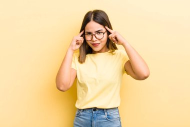 Güzel İspanyol bir kadın konsantre olmuş ve bir fikir üzerinde kafa yoruyor. Bir soruna ya da meydan okumaya çözüm arıyor.