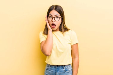 Oldukça İspanyol bir kadın ağzı açık bir şekilde yüz yüze inanmayarak şok olmuş ve hayrete düşmüş hissediyor.