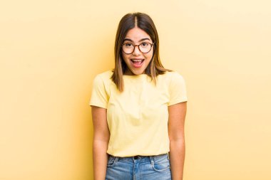 Güzel İspanyol bir kadın mutlu ve hoş bir şekilde şaşırmış görünüyor. Büyülenmiş ve şok olmuş bir ifadeyle heyecanlanıyor.