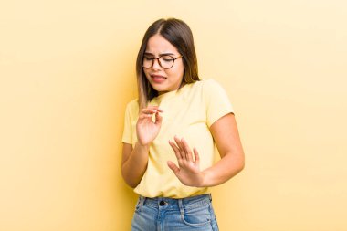 Güzel İspanyol bir kadın iğreniyor ve midesi bulanıyor. Pis kokan ya da kokan bir şeyden kaçıyor. İğrenç diyor.