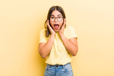 Güzel İspanyol bir kadın beklenmedik bir sürpriz yüzünden şoke olmuş, heyecanlı, gülen, şaşkın ve mutlu hissediyor.