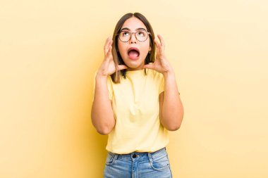 Güzel İspanyol bir kadın elleri havada bağırıyor. Öfkeli, sinirli, stresli ve üzgün.