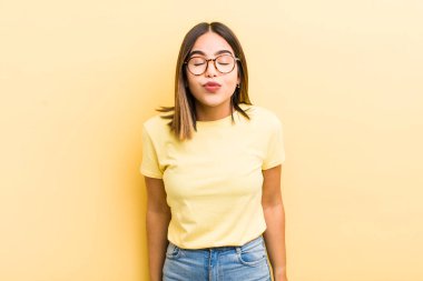 Tatlı İspanyol kadın dudaklarını birbirine bastırıyor, tatlı, eğlenceli, mutlu, sevimli bir yüz ifadesiyle, öpücük yolluyor.