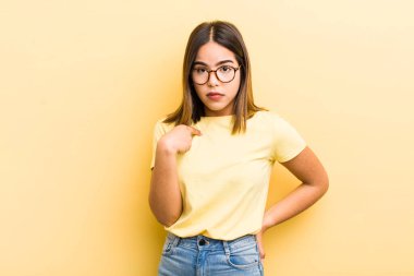 Güzel İspanyol kadın şaşkın, şaşkın ve güvensiz hissediyor, kendini gösterip kim olduğunu soruyor, ben mi??