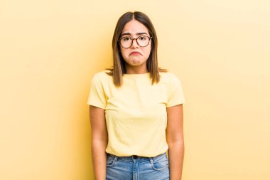 Güzel İspanyol bir kadın üzgün ve stresli. Kötü bir sürpriz yüzünden üzgün. Olumsuz ve endişeli bir bakışla.