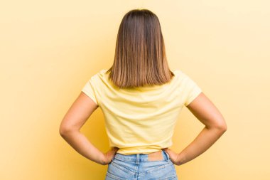 Güzel İspanyol bir kadın kafası karışık ya da dolu ya da şüphe ve soru dolu, merak ediyor, elleri kalçasında, dikiz aynasından