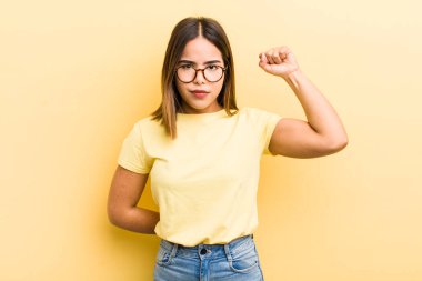 İspanyol bir kadın ciddi, güçlü ve isyankar hissediyor, yumruğunu kaldırıyor, protesto ediyor ya da devrim için savaşıyor.