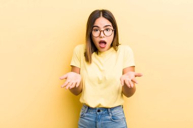 Oldukça İspanyol bir kadın aşırı derecede şaşırmış, şaşırmış, endişeli ve paniklemiş, stresli ve dehşete kapılmış bir bakışla