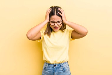 Güzel, İspanyol bir kadın stresli ve hayal kırıklığına uğramış hissediyor, elele tutuşuyor, yorgun, mutsuz ve migren ağrısı çekiyor.