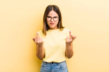 Güzel İspanyol bir kadın kışkırtıcı, agresif ve müstehcen hissediyor. İsyankar bir tavırla orta parmağını hareket ettiriyor.