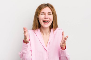 Kızıl saçlı, güzel bir kadın kendini mutlu, şaşkın, şanslı ve şaşırmış hissediyor. İnanılmaz!