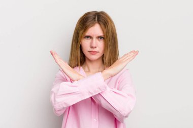 Kızıl saçlı, güzel bir kadın senin bu tavırlarından rahatsız ve bıkkın görünüyor. Yeter! Eller önde çapraz, durmanı söylüyor.